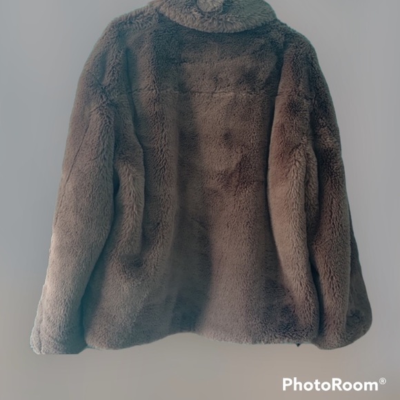 NWOT Urban Outfitters Oversized Faux Fur Coat - Picture 3 of 9